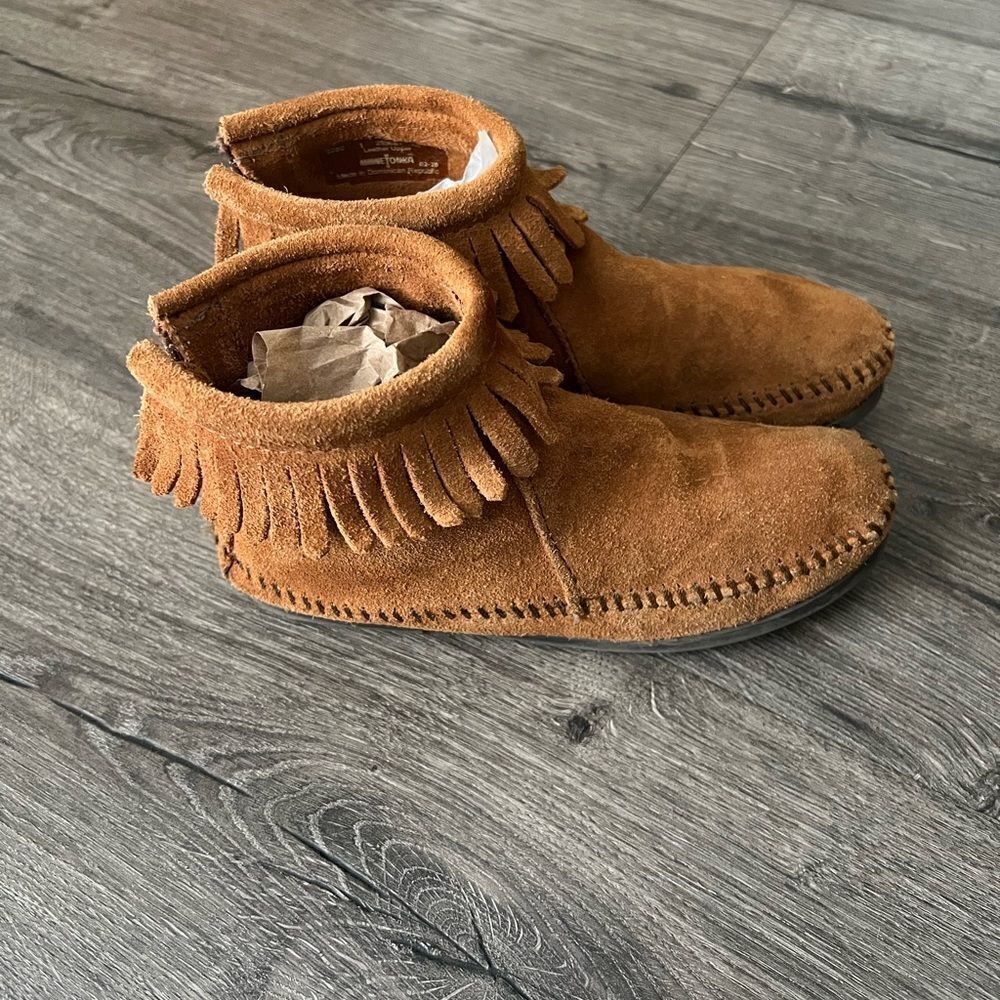 MinneTonka Back Zip Softsole Boot Girl size 1